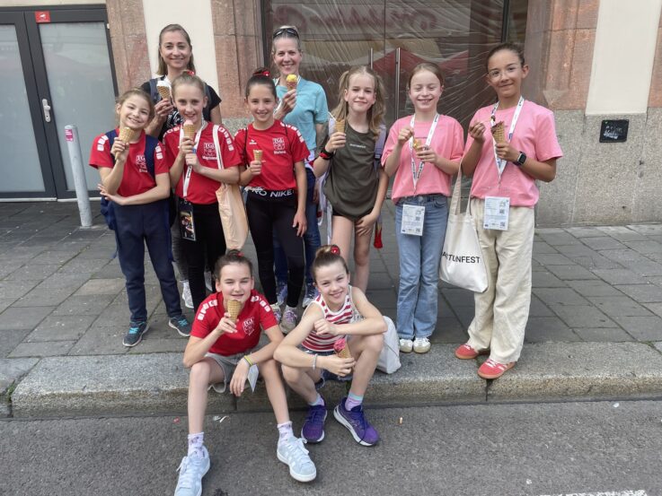 Auf ein Eis - die kleine TeamGym-Mannschaft Auf ein Eis - die kleine TeamGym-Mannschaft