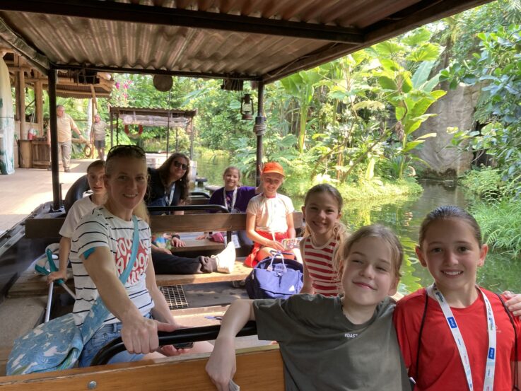 Die kleinen Mädels auf Bootstour im Zoo Die kleinen Mädels auf Bootstour im Zoo