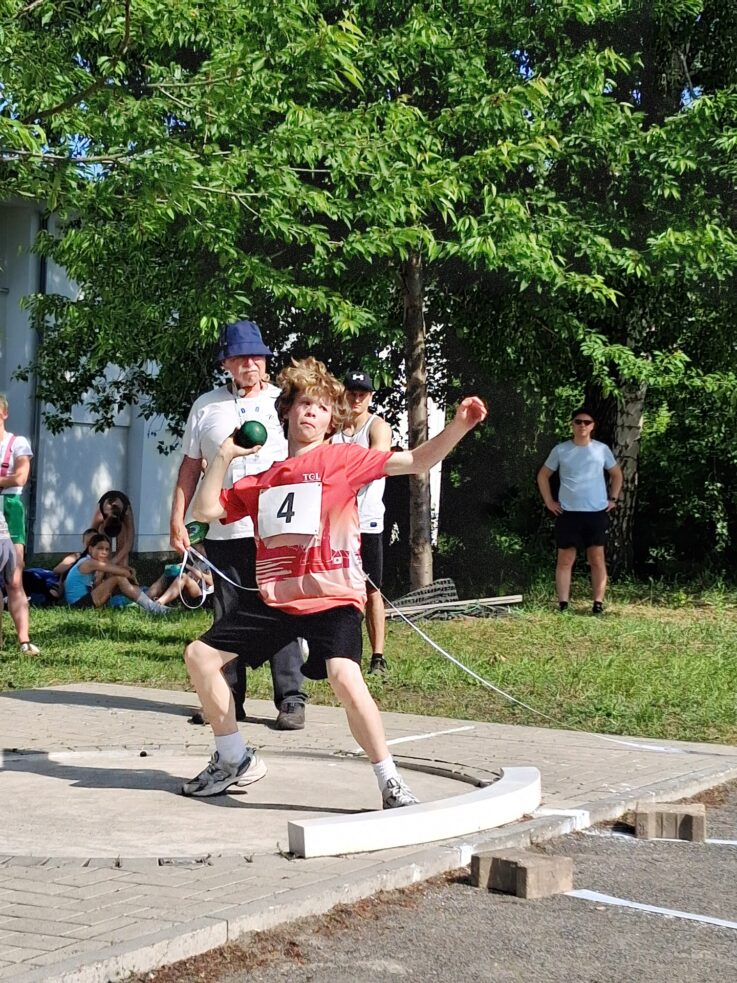 Florian Förster beim Kugelstoßen Florian Förster beim Kugelstoßen