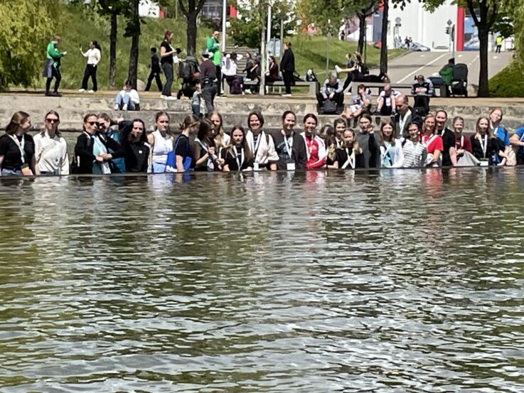 Gemeinsam wagten wir den Sprung ins Wasser Gemeinsam wagten wir den Sprung ins Wasser