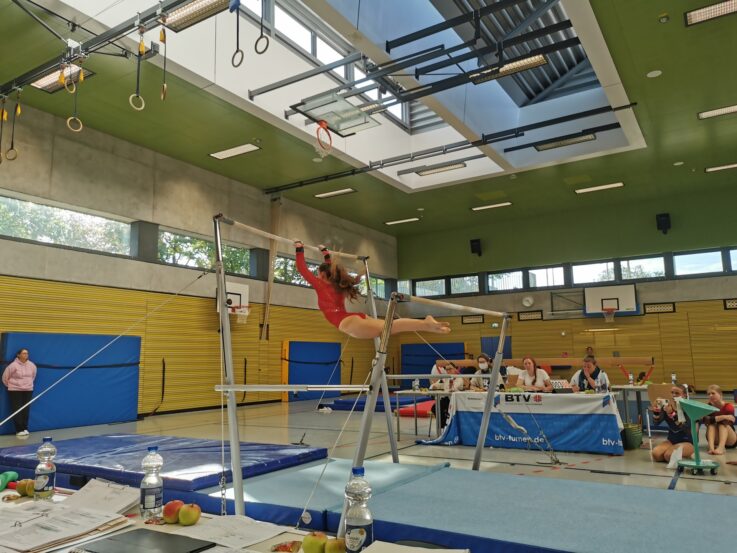 Johanna Schreiner am Stufenbarren IMG_20250921_091907