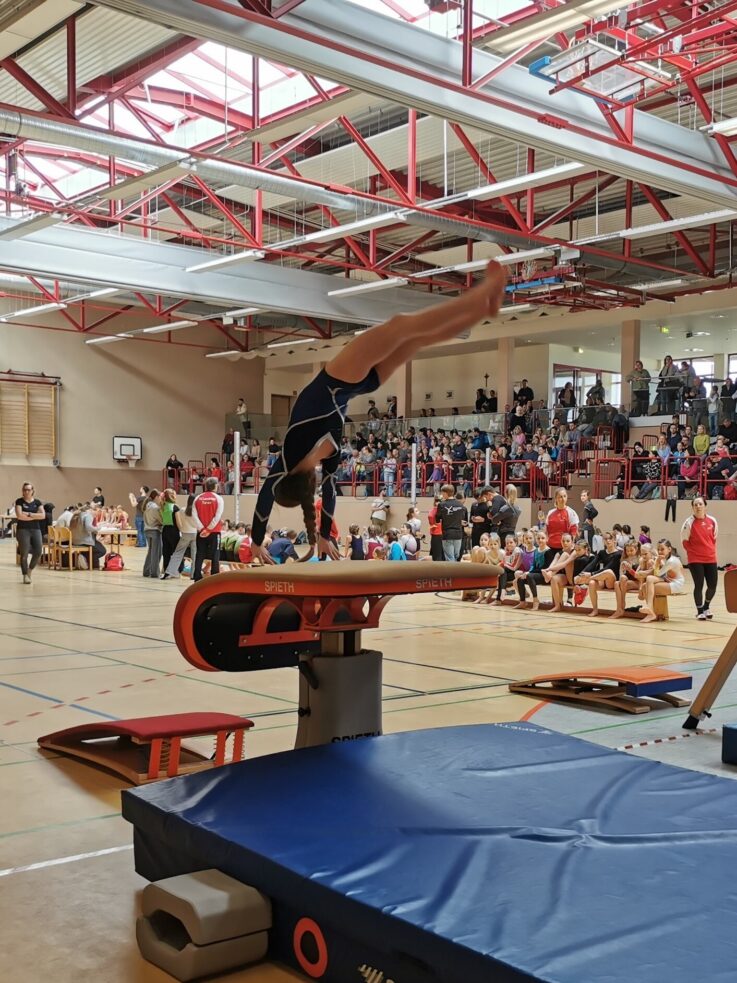KidsCup 2025 Luisa Schreiner beim Sprung über den Tisch KidsCup 2025 Luisa Schreiner beim Sprung über den Tisch