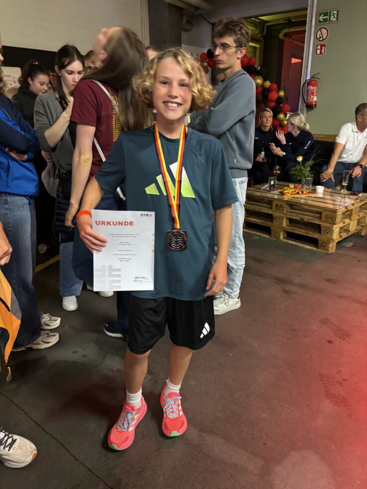 Jakob Willer freute sich riesig über seine Medaille Deutsche Mehrkampfmeisterschaften in Heide - Jakob Willer freute sich über seine Medaille